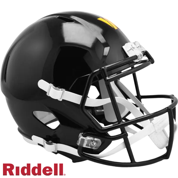Casco réplica de velocidad alternativo en el campo 2022 de los Washington Commanders
